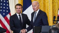 Prezident Francie Emmanuel Macron (vlevo) a jeho americký protějšek Joe Biden (vpravo) se setkali v Bílém domě