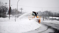 Sněhová fréza odstraňuje sníh v Hamburku ve státě New York