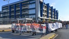 Protest v Řecku poté, co se u jeho březí potopila loď s uprchlíky na palubě