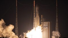 Třiapadesát metrů vysoká raketa s dvojicí vojenských satelitů odstartovala z vesmírného přístavu v Kourou ve Francouzské Guyaně