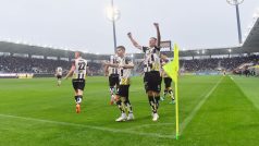 Hradečtí fotbalisté slaví gól na novém stadionu.