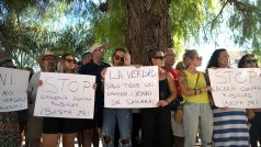 Matka šéfa španělského fotbalu Rubialese se zamkla v kostele a zahájila protestní hladovku. Má podporu dalších žen, které přišly před kostel v Divina Pastora