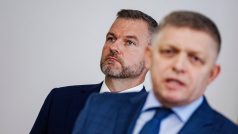 Robert Fico v popředí a Peter Pellegrini v pozadí