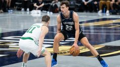 Basketbalista Payton Pritchard z Bostonu a Franz Wagner z Orlanda ve vzájemném souboji