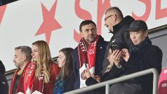 Pavel Tykač s Jaroslavem Tvrdíkem na tribuně při zápasu Evropské ligy mezi Slavií a Servette