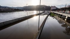 Rozvodněným Labem zaplavená silnice I/30 v nefunkční protipovodňové vaně v Přístavní ulici pod mostem Dr. Edvarda Beneše