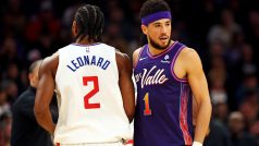 Basketbalisté Kawhi Leonard a Devin Booker ve vzájemném souboji