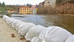 Hladina Vltavy v Českém Krumlově (fotografie ze 4. ledna 2024)