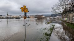 Zaplavená cyklostezka podél Labe v ústecké části Střekov