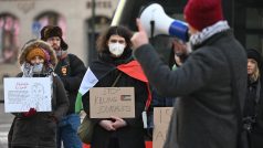 Účastníci pietního shromáždění uspořádaného Palestinským klubem v České republice k uctění památky obětí z řad palestinských novinářů v Gaze