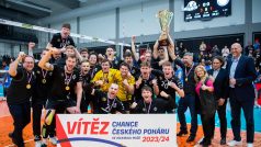 Hráči Black Volley Beskydy oslavují vítězství ve finále Českého poháru volejbalistů