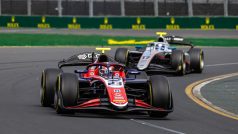 Český závodník Roman Staněk vyhrál po penalizaci Francouze Isacka Hadjara sprint formule 2 v Melbourne a získal v šampionátu, který je předstupněm pro elitní formuli 1, premiérové vítězství