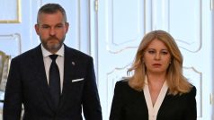 Peter Pellegrini a Zuzana Čaputová přicházejí na společnou tiskovou konferenci po útoku na Roberta Fica