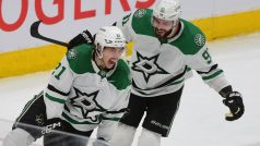 Jason Robertson a Tyler Seguin z Dallasu slaví gól