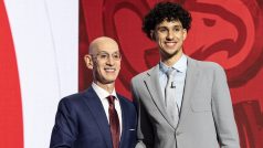 Komisionář NBA Adam Silver s jedničkou draftu Zacchariem Risacherem