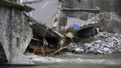 Zničený most, který strhla voda z řeky Meggia poblíž města Cevio ve Švýcarsku