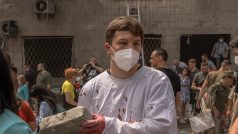 Lékař Ihor Kolodka pomáhá po útoku na nemocnici Ochmatdyt v Kyjevě