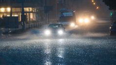 Silné bouřky zasáhly republiku v posledních týdnech opakovaně, nejen ve Zlíně se řidiči potýkali s přívaly vody