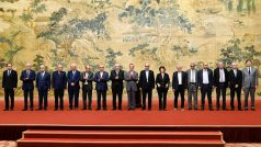 Zástupci palestinských frakcí po podpisu dohody v Pekingu s čínským ministrem zahraničí Wangem Yi