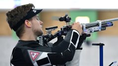 Il tiratore sportivo Jiří Přívratský nella gara olimpica di doppio misto