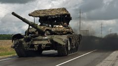 Ruský bojový tank T-72 projíždí nedaleko města Sudža