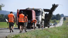 O údržbu silnic ve Středočeském kraji se starají firmy na základě i dvacet let starých rámcových smluv. Ilustrační foto