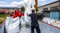 Hasiči naváží do areálu v Záluží pytle s pískem, obloží se jimi místo nálezu do výše pěti metrů. Přímo k pumě naloží asi 400 vaků