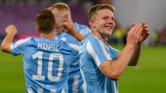 Lukáš Červ, Jan Kopic a Václav Jemelka slaví gól do sítě skotských Hearts