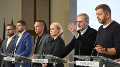 Tisková konference po mimořádné schůzi vlády kvůli záplavám