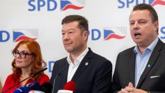 Zleva šéfka Trikolory Zuzana Majerová, předseda SPD Tomio Okamura a předseda hnutí PRO Jindřich Rajchl na tiskové konferenci