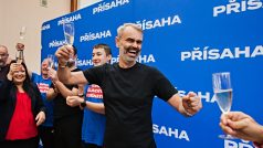 Předseda hnutí Přísaha Róbert Šlachta (vpravo) oslavuje při zveřejnění průběžných výsledků druhého kola senátních voleb