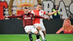 Lukáš Haraslín ze Sparty a Tomáš Holeš ze Slavie v souboji o míč