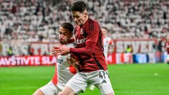 Martin Vitík ze Sparty v souboji s Ondřejem Lingrem ze Slavie