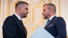 Slovenský prezident Peter Pellegrini (vpravo) ve čtvrtek jmenoval do čela ministerstva zdravotnictví dosavadního státního tajemníka ministerstva hospodářství Kamila Šaška