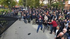 Demonstranti v separatistické Abcházii autem prorazili plot u parlamentu