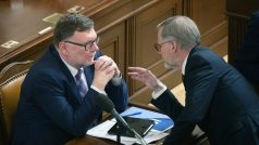 Ministr financí Zbyněk Stanjura (ODS) a premiér Petr Fiala (ODS)