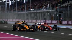 Lando Norris z McLarenu a Charles Leclerc z Ferrari v souboji ve Velké ceně Kataru