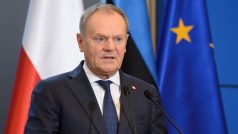 Polský premiér Donald Tusk s polskou, estonskou a unijní vlajkou v pozadí.