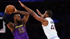 LeBrona Jamese z Lakers brání křídelník San Antonia Harrison Barnes