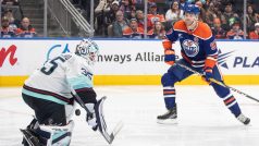 Connor McDavid před brankářem Seattlu Joeyem Daccordem