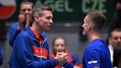 Daviscupový kapitán Tomáš Berdych gratuluje Jiřímu Lehečkovi