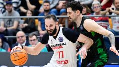 Vojtěch Hurban z Nmyburka bráněný Paulem Lacombem z Nanterre v zápase Ligy mistrů