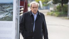 Bývalý šéf UEFA Michel Platini přijíždí na jednání odvolacího soud ve švýcarském Muttenz