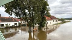 V Putimi na Písecku, která leží na soutoku Blanice a Otavy, je nakonec situace klidnější, než místní očekávali. Odtok z Husinecké přehrady není tak velký, voda vystoupala jen k domům, které stojí bezprostředně u řeky. Částečně zaplavila mini zoo manželů Kozákových, ti kvůli tomu odvezli některá zvířata