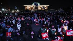 Podle neoficiálních policejních odhadů se na demonstraci za odvolání prezidenta sešlo více než 100 tisíc lidí