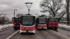 Místo běžné dopravy jezdily v sobotu po mostě tramvaje nebo nákladní vozidla