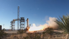 Bezosova vesmírná společnost Blue Origin použila 18 metrů dlouhou raketu New Shepard.