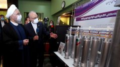 Bývalý iránský prezident Hasan Rúhání si prohlíží nové výdobytky jaderného programu v zařízení v Natanzu