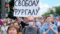 „Svoboda, Vraťte Furgala zpátky, pryč s Moskvou, Putin je zloděj“ – i takováto hesla zaznívala během víkendových protestů v ruském Chabarovsku