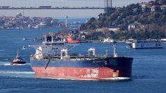 Ropný tanker SCF Surgut, vlastněný předním ruským lodním dopravcem Sovcomflot, proplouvá Bosporem v tureckém Istanbulu